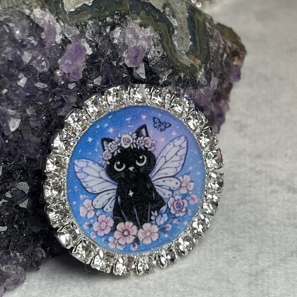 Feline Familiar Crystal-Edged Fairy Cat Cabochon Magnet Or Pin - Artisan Made - Picture 2 of 3